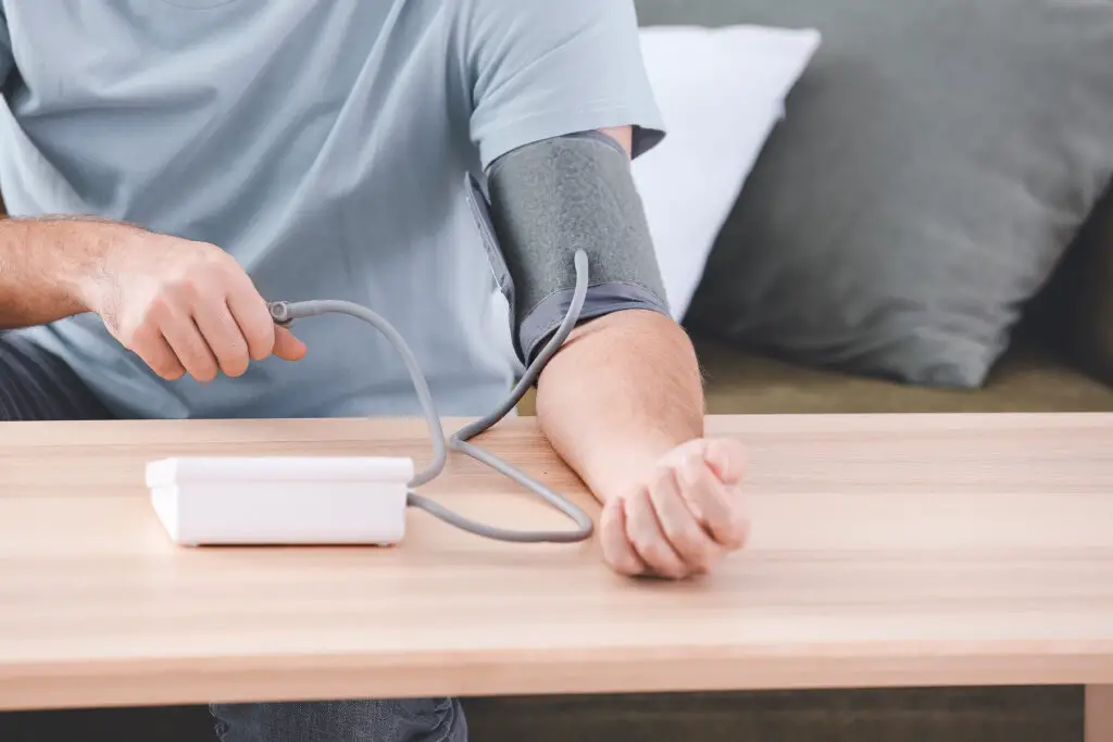 step by step guide on checking blood pressure manually with a cuff and options to do it without a cuff